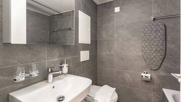 Douche, sĂšche-cheveux, serviettes fournies