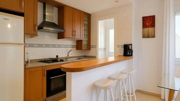 Refrigerador, microondas, horno y cafetera y tetera