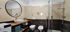 Regadera, secadora de cabello, bidet, toallas 