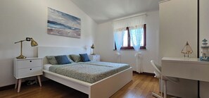 2 habitaciones, tabla de planchar con plancha, wifi y ropa de cama 