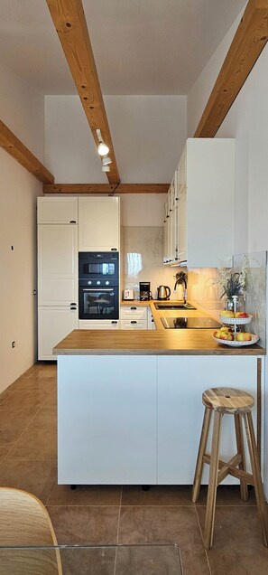 Geladeira, micro-ondas, fogão, cooktop
