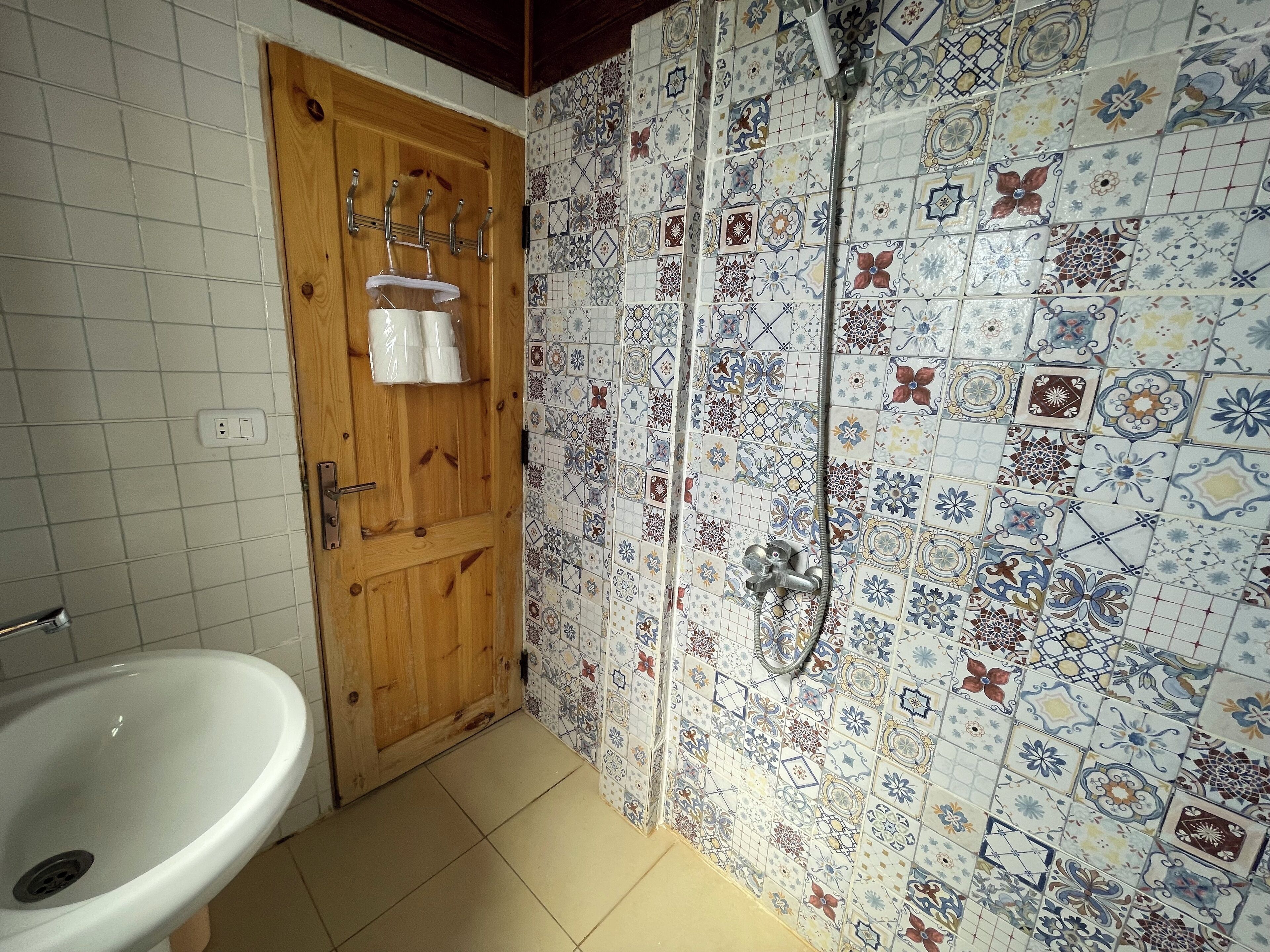 Toalhas de banho, sabonete, papel higiênico 