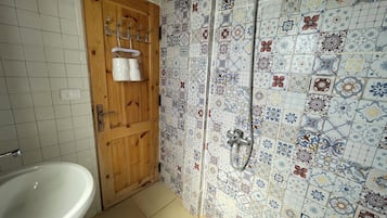 Toalhas de banho, sabonete, papel higiênico