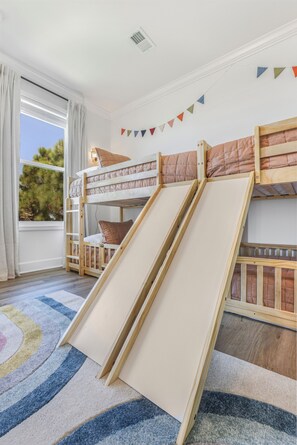 4 chambres, fer et planche à repasser, lit parapluie, Wi-Fi gratuit