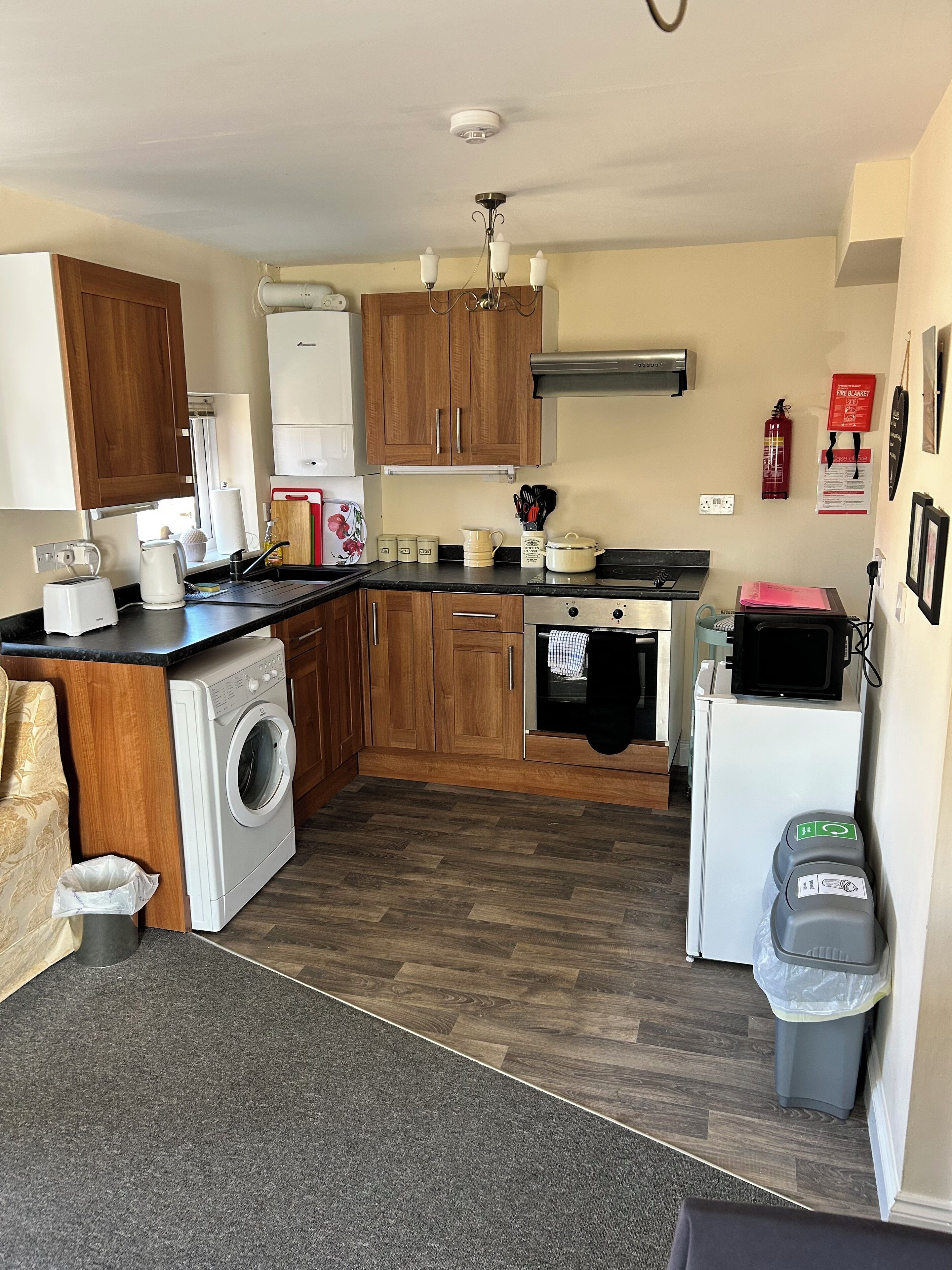 冷蔵庫、電子レンジ、オーブン、電気ポット