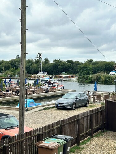 River breeze ground floor easy access with river view. Dog friendly. Sleeps 4