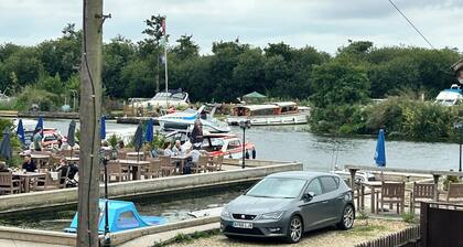River breeze ground floor easy access with river view. Dog friendly. Sleeps 4