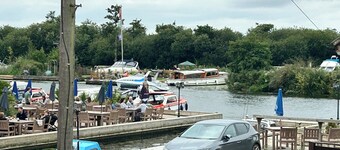 River breeze ground floor easy access with river view. Dog friendly. Sleeps 4