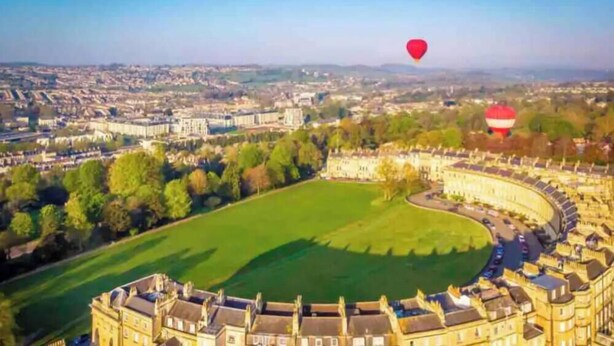 Le Royal Crescent est une série d’immeubles aux façades identiques et aux lignes courbes, qui s’étendent le long d’une pelouse verdoyante au centre.