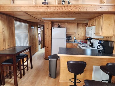 Charming tiny home cabin in peaceful Moore