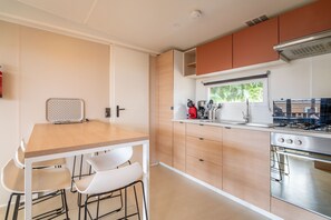 Frigorífico, microondas, horno y placa de cocina