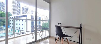 w Modern 2BR In La Cresta