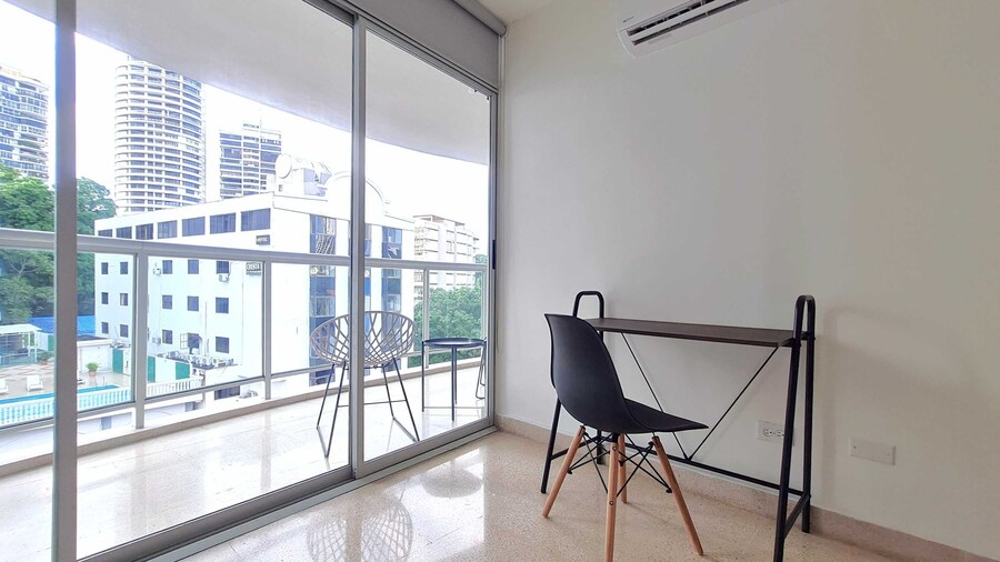 w Modern 2BR In La Cresta