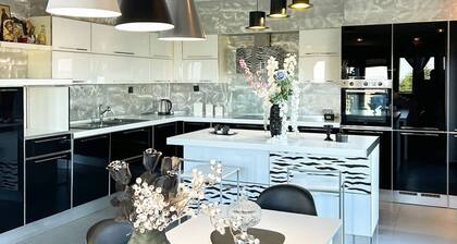 Villa Erytha - Serene Retreat With Views Garden