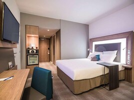 Chambre Affaires, 1 grand lit, non-fumeurs, salle de bains privée | Literie de qualité supérieure, minibar, coffres-forts dans les chambres