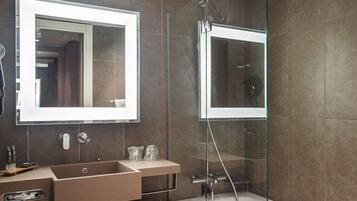 Combined shower/bathtub, free toiletries, towels, soap