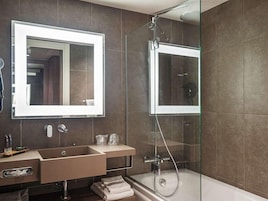 Combined shower/tub, free toiletries, towels, soap
