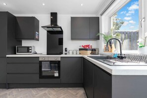 Refrigerador, microondas, horno y parrilla de estufa 