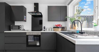 Spacious 4 bedroom home close to airport