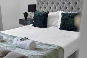 4 bedrooms, desk, iron/ironing board, free WiFi - Spacious 4 bedroom home close to airport (West Lothian)