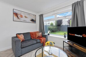 Smart TV, offices - Spacious 4 bedroom home close to airport (West Lothian)