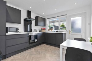 Fridge, microwave, oven, stovetop - Spacious 4 bedroom home close to airport (West Lothian)