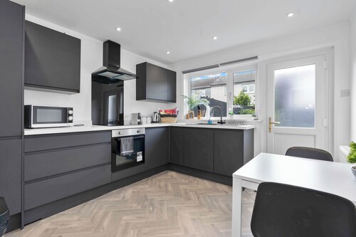 Spacious 4 bedroom home close to airport