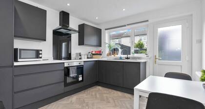 Spacious 4 bedroom home close to airport