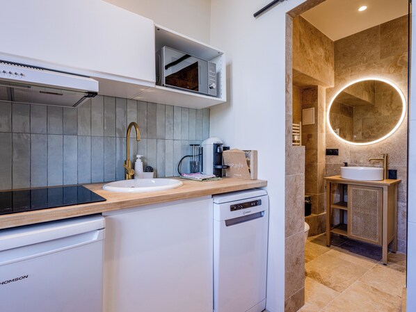 Fridge, microwave, oven, dishwasher