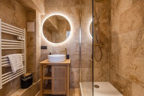 Dusche, Haartrockner, Handtücher