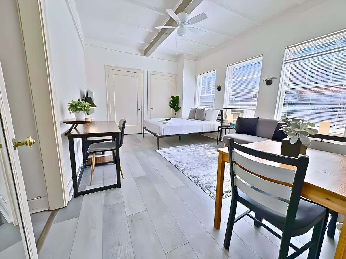 Een bureau, een strijkplank/strijkijzer, reisbedje, wifi