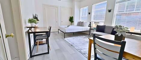 Een bureau, een strijkplank/strijkijzer, reisbedje, wifi