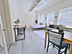 Bureau, fer et planche Ă repasser, lit parapluie, Wi-Fi