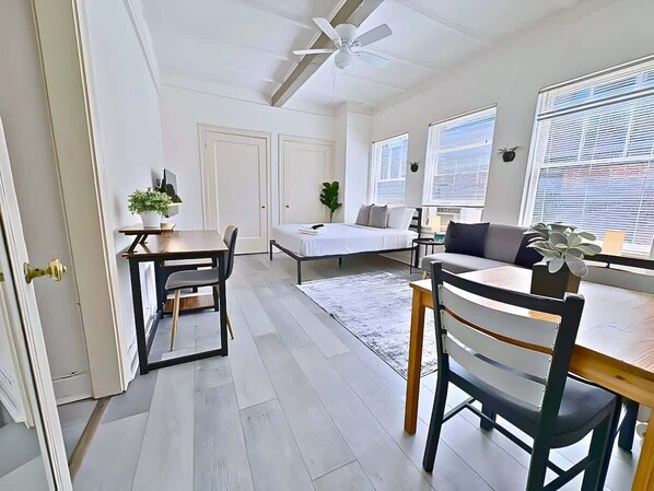 Työpöytä, silitysrauta/-lauta, vauvan matkasänky, Wi-Fi