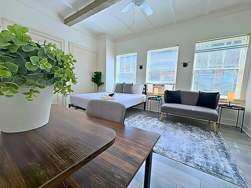 Gold Coast Living: Modern Studio Unit