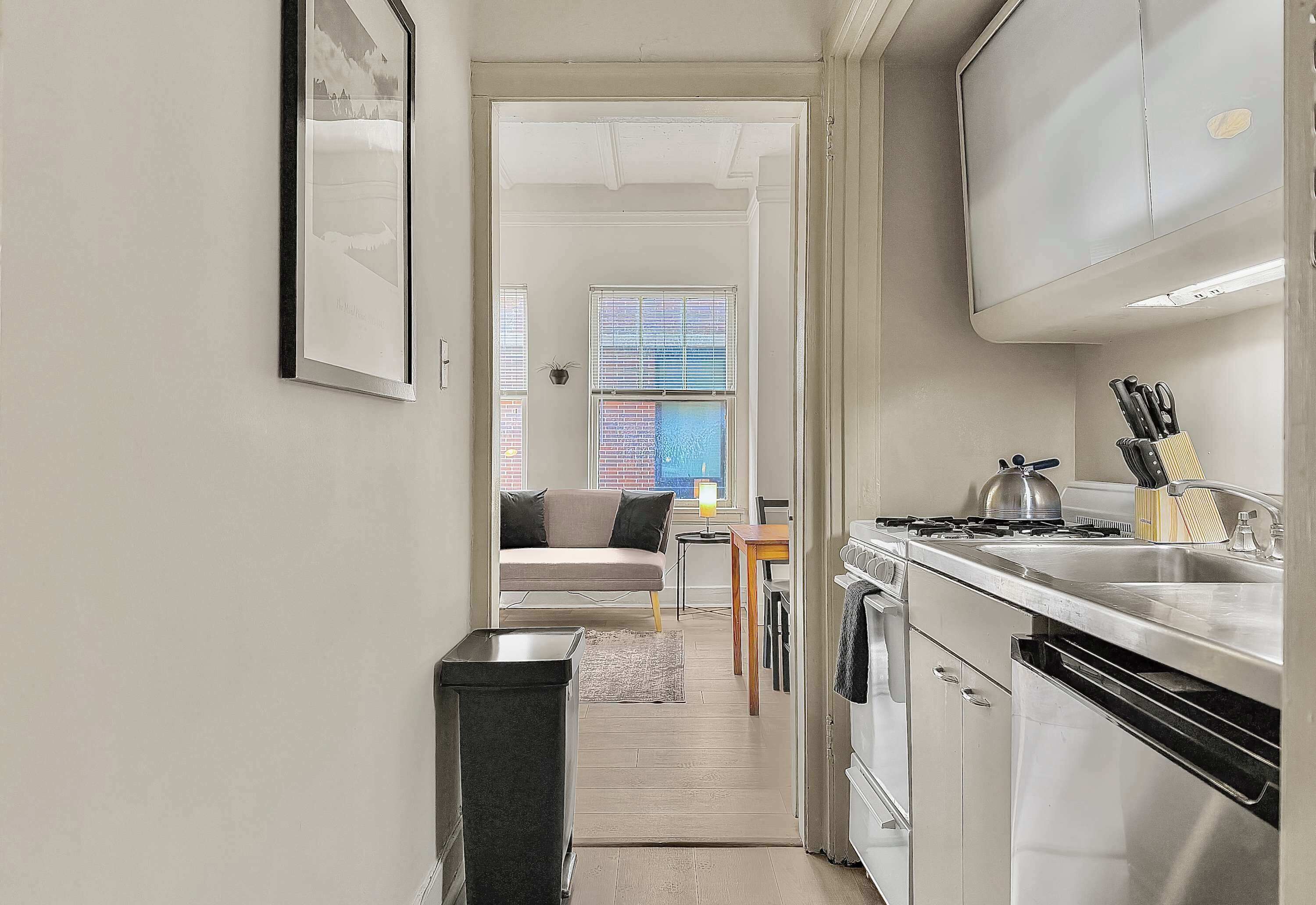 Microondas, horno, placa de cocina y cafetera o tetera