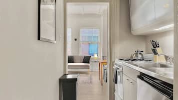 Microondas, horno, placa de cocina y cafetera o tetera