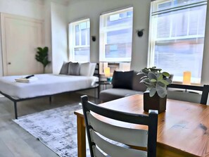 Bureau, fer et planche à repasser, lit de bébé portatif, Wi-Fi