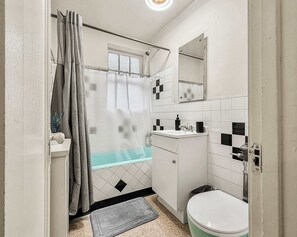 Dusj, hårføner og håndklær