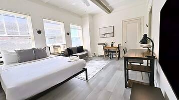 Schreibtisch, Bügeleisen/Bügelbrett, Reisekinderbett, WLAN