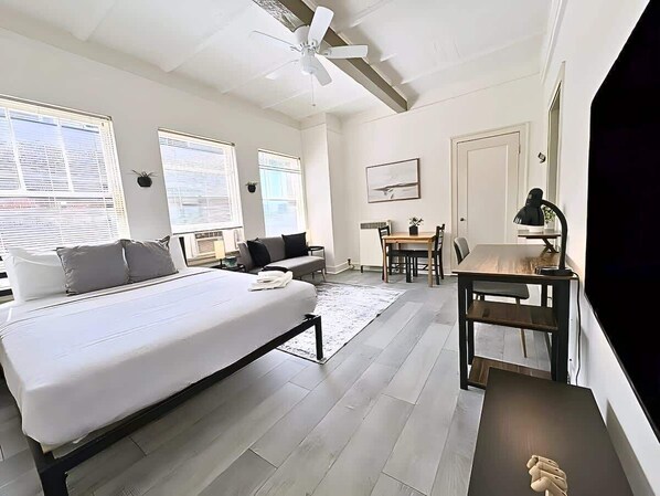 Een bureau, een strijkplank/strijkijzer, reisbedje, wifi