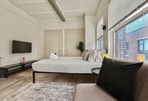 Chic Studio in the Heart of the Gold Coast