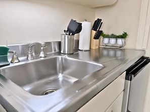 Microwave, oven, stovetop, coffee/tea maker