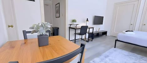 Escritorio, tabla de planchar con plancha, cuna de viaje y wifi