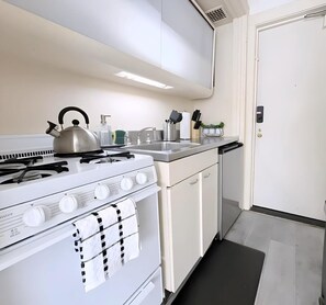 Microondas, horno, placa de cocina y cafetera o tetera