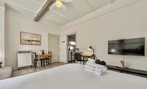 Schreibtisch, Bügeleisen/Bügelbrett, Reisekinderbett, WLAN