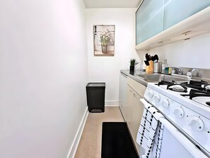 Mikrovågsugn, ugn, spishäll och kaffe- och tebryggare