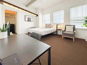 Fer et planche à repasser, lit parapluie, Wi-Fi, draps fournis