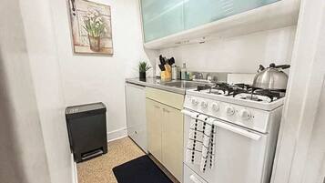 Microondas, horno, parrilla de estufa y cafetera y tetera