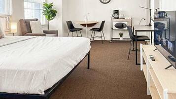 Skrivbord, strykjärn/strykbräda, resesäng och wi-fi